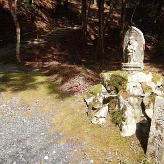 香芳峰へ向かいます
石段を登って…