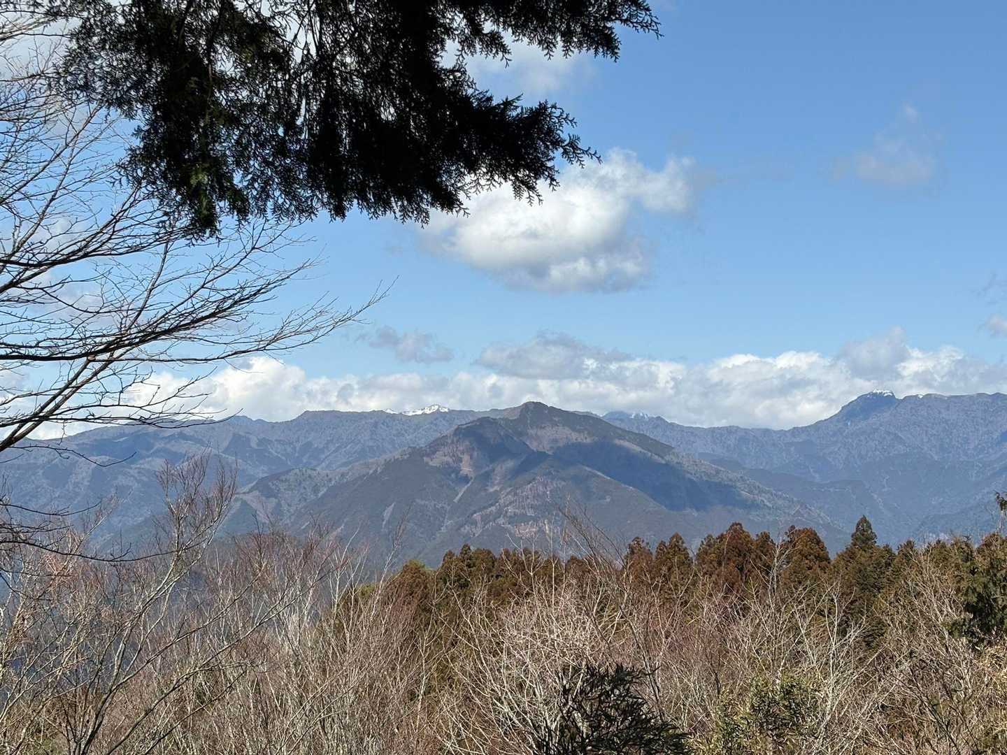 手前中央は雨ヶ森
