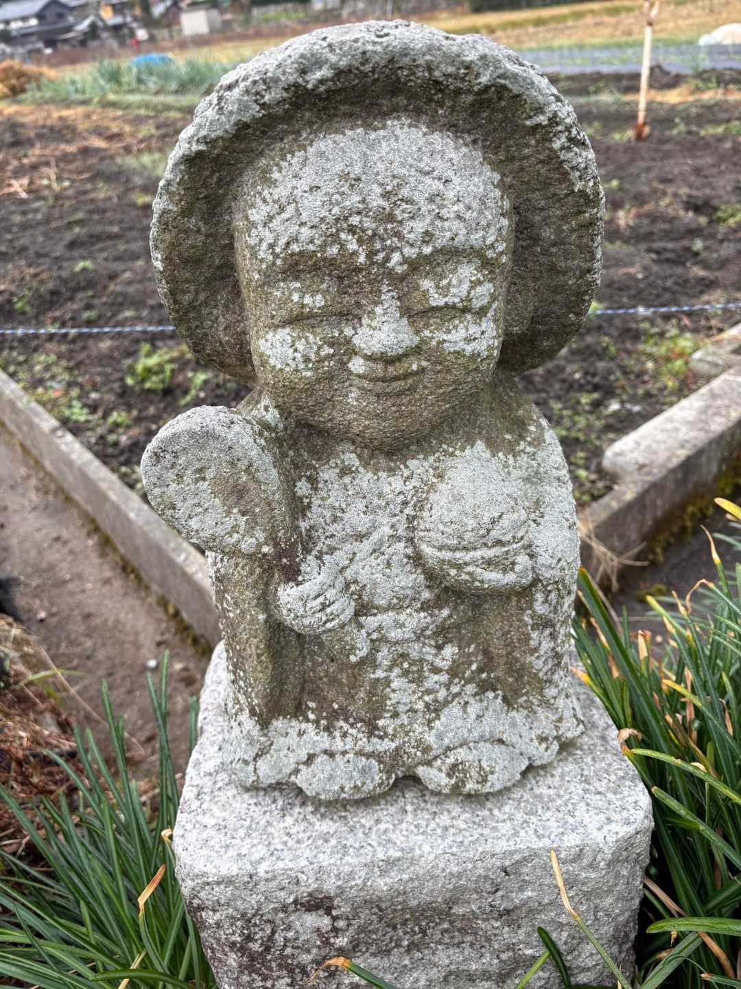 道端に愛嬌のあるお地蔵さんがお迎え

👩なんか大原らしい