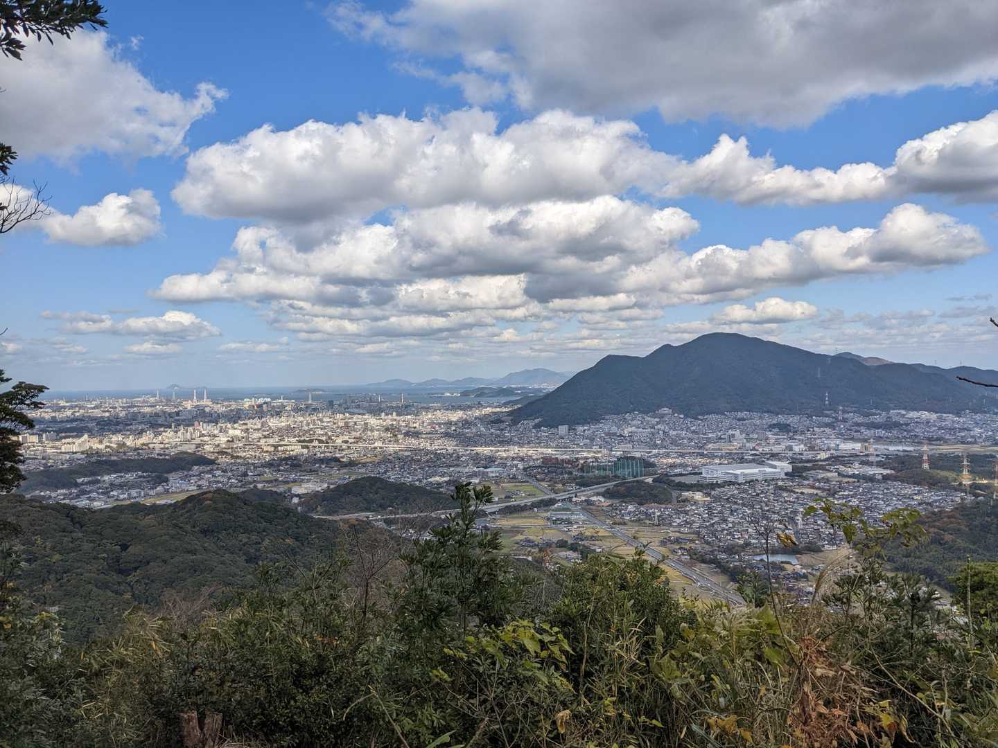 展望も開けてますよ👍😍小倉の町並みと足立山が見えてますね👍😆