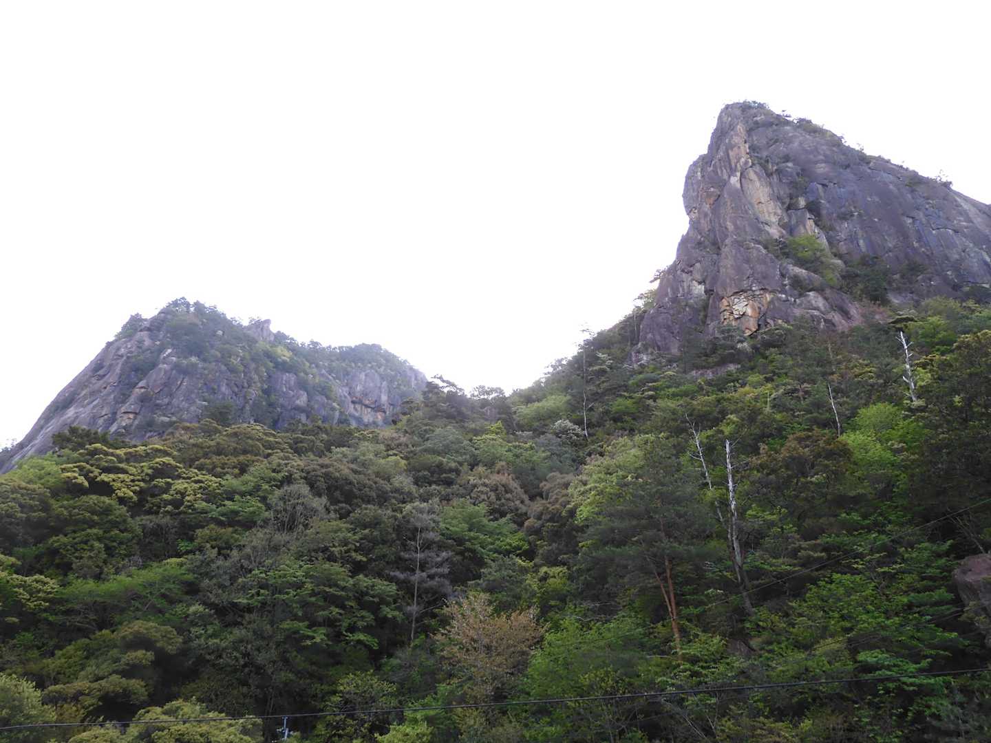 千畳敷（展望所）より、左に比叡山２峰（760m山頂）、右に比叡山１峰