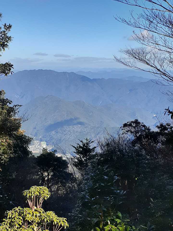 ずーっと奥には
真っ白な大峰の山々も見える絶景です‼️
