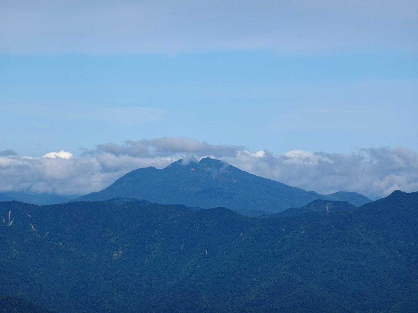 女峰山往復 | 天空へ誘う回廊を越え、雲上を歩く。遥かなる山並みが織りなす絶景の写真