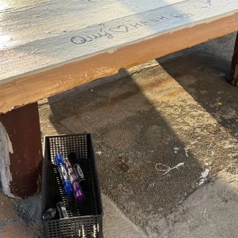 メッセージボードに書くようにマッキーがたくさんあります