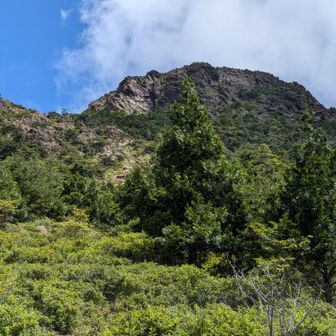 八巻山