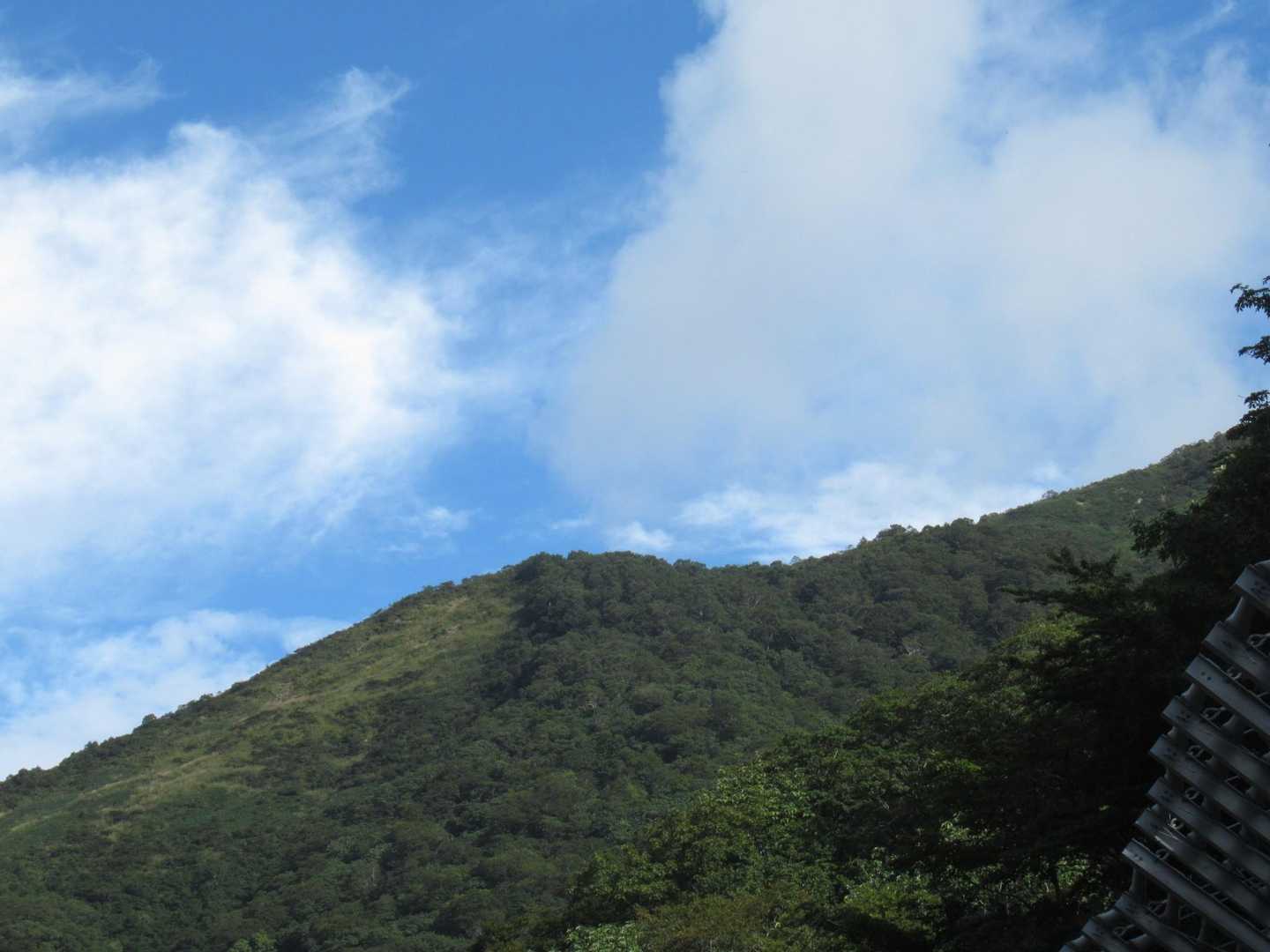 国道17号線 トンネルの手前から三国山山頂方向を見上げて。久しぶりに来ました。