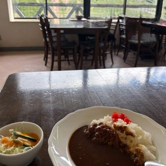 バスターミナル２階のレストランでランチ🍛
どうして空いてる窓際で食べないのって🤨
ここにいたお客さんには申し訳ないけど消しゴムマジックさせてもらったんです🤭