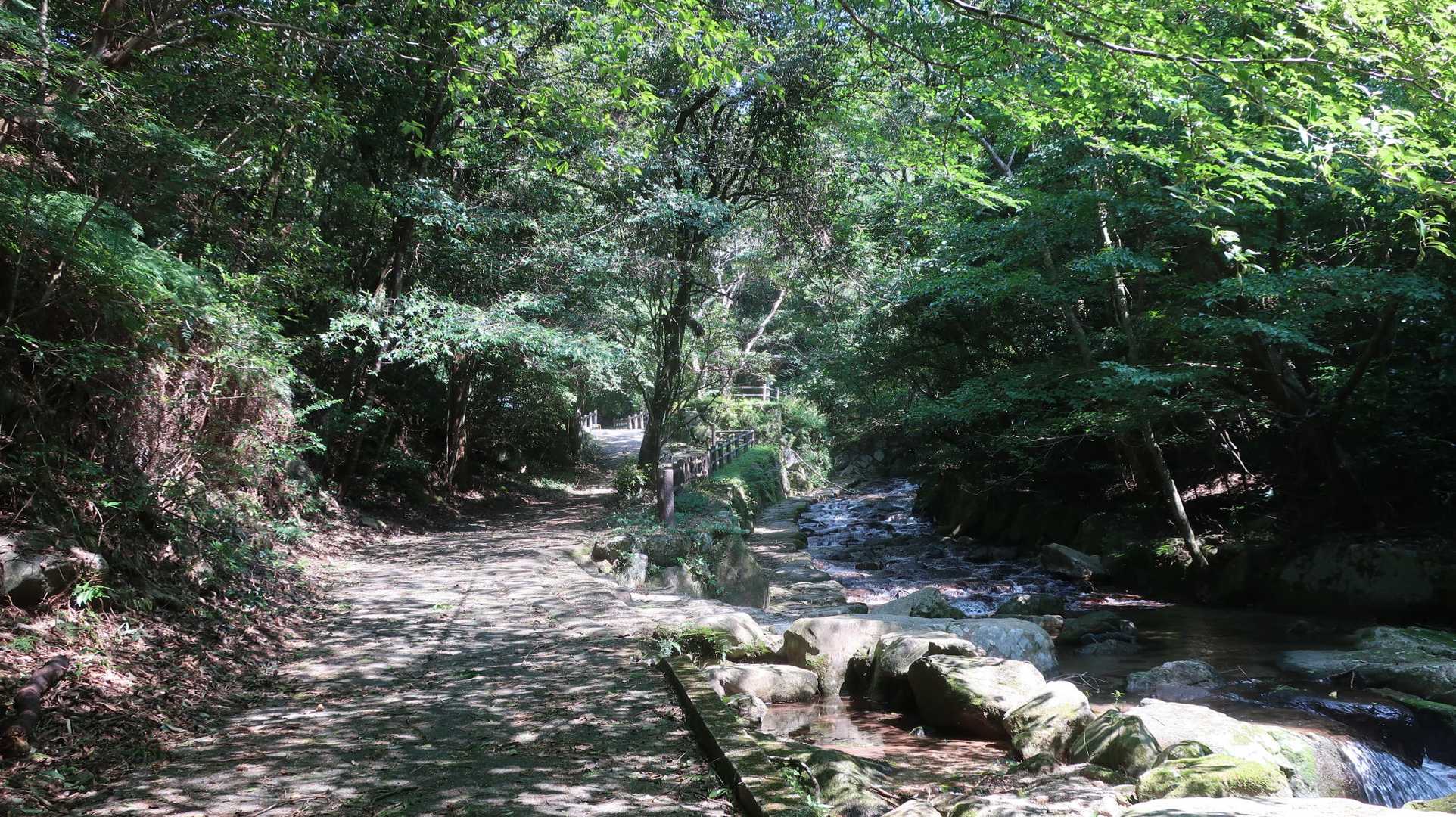 御手洗の滝から出発。