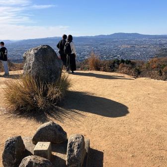 山頂に鶯塚古墳があります