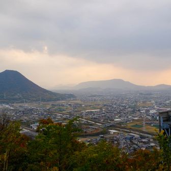 
　　　まだ１５時なのに

　　　　夕方みたいや
