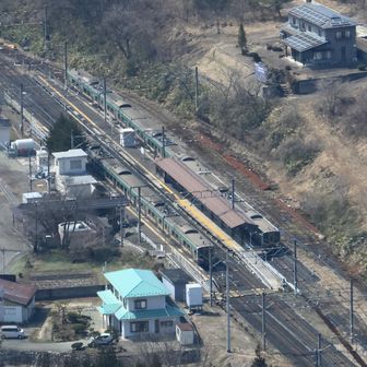 作並駅で上下線が停車中。
上り電車の方が長いです。