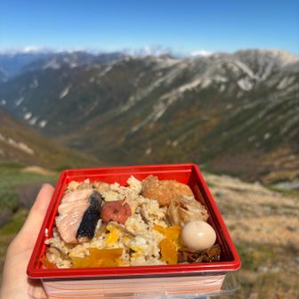 双六小屋のお弁当。炊き込みご飯が美味しかった！小屋閉め後の水晶小屋のデッキにて。