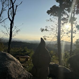 2回目の山頂。
木像が見てる景色。