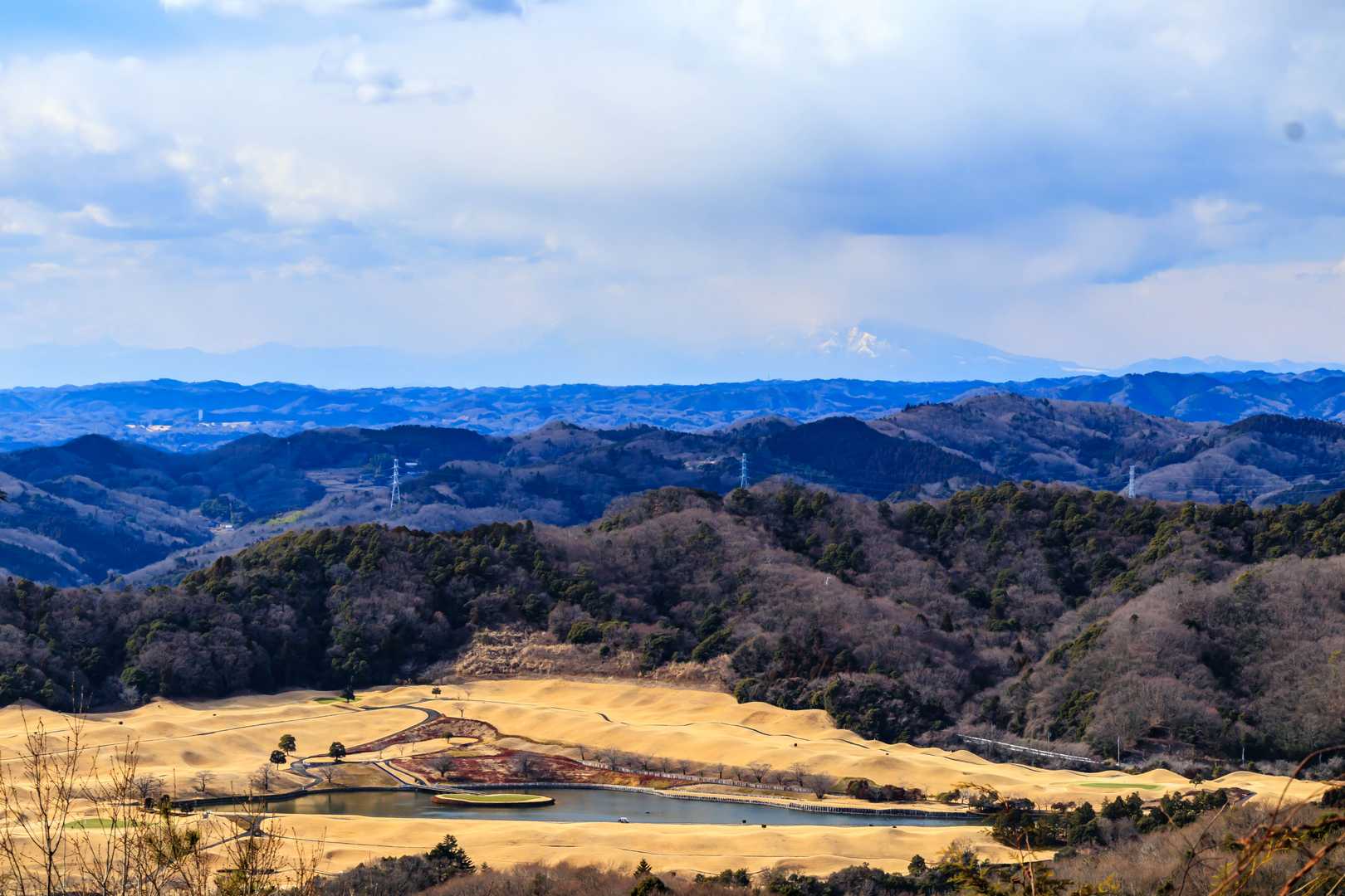 残念ながら男体山は雲の中でした。
下の池は新・西山荘カントリー倶楽部のようです。