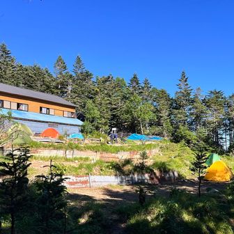 山小屋の前にはテント⛺️スペースが広がっている