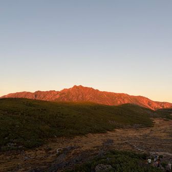 山荘のテラスから夕日で真っ赤に燃える水晶岳