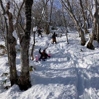 急斜面　雪が深いのでロープなしで下山