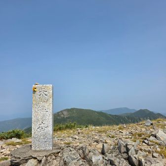 天塩岳▲到着🙌
霞んでいるけど素晴らしい眺望😍