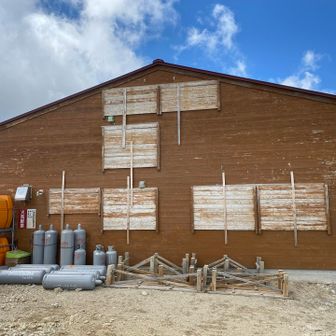 薬師岳山荘は小屋びらき前