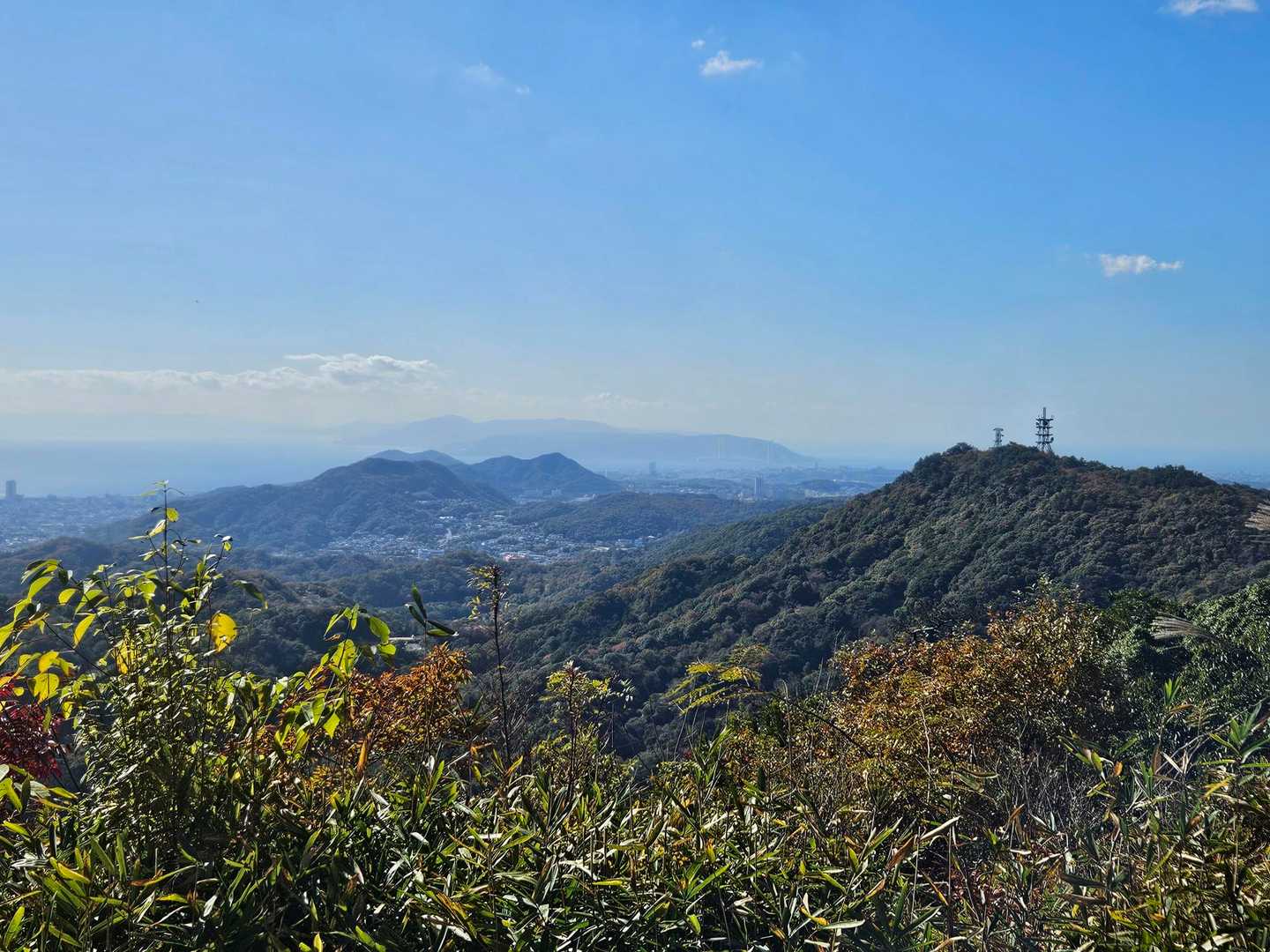 鍋蓋山からはさっき登った菊水山と六甲全山縦走路の山達が見えます！