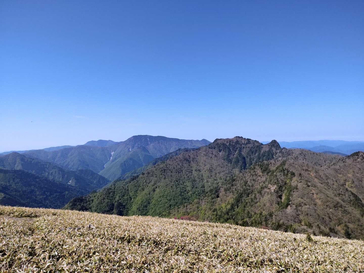 対面は稲村ケ岳、八経ヶ岳、釈迦ヶ岳まで見えてる