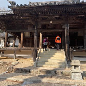 紫陽花寺と書いてあった。