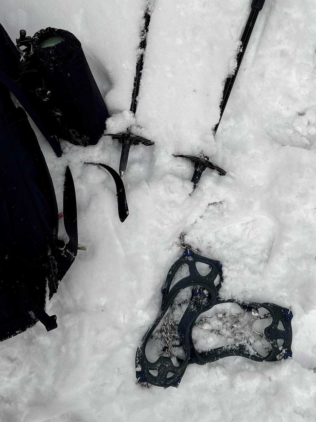 雪と岩やゴロゴロ石のミックスでアイゼンの刺さりが悪くなりチェーンスパイクにチェンジ‼️