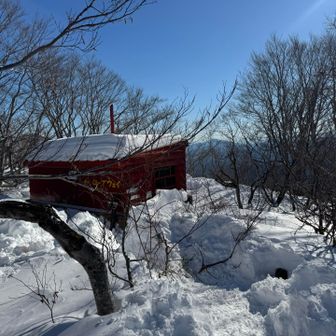 再び熊穴沢避難小屋。
昨日はここまででした。今日は山頂まで行けた。
感慨深いものがあります。