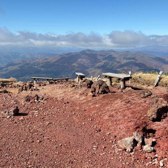 広々した片倉岳に到着。火山を感じる赤土