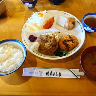 夜ごはんは、メインがおろしハンバーグとコロッケ🍴
美味しくてお腹いっぱい😊