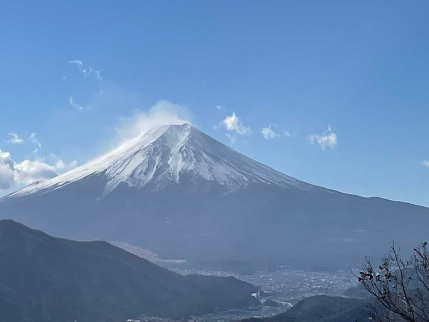 強風のせいか、雪煙も
真っ青の空だけよりも雲がある方が好き😊
