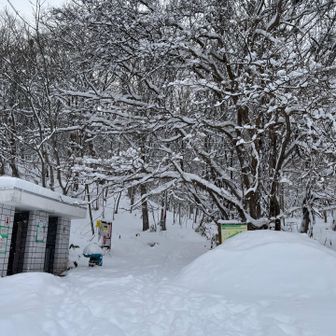 登山口。かなり雪が多い