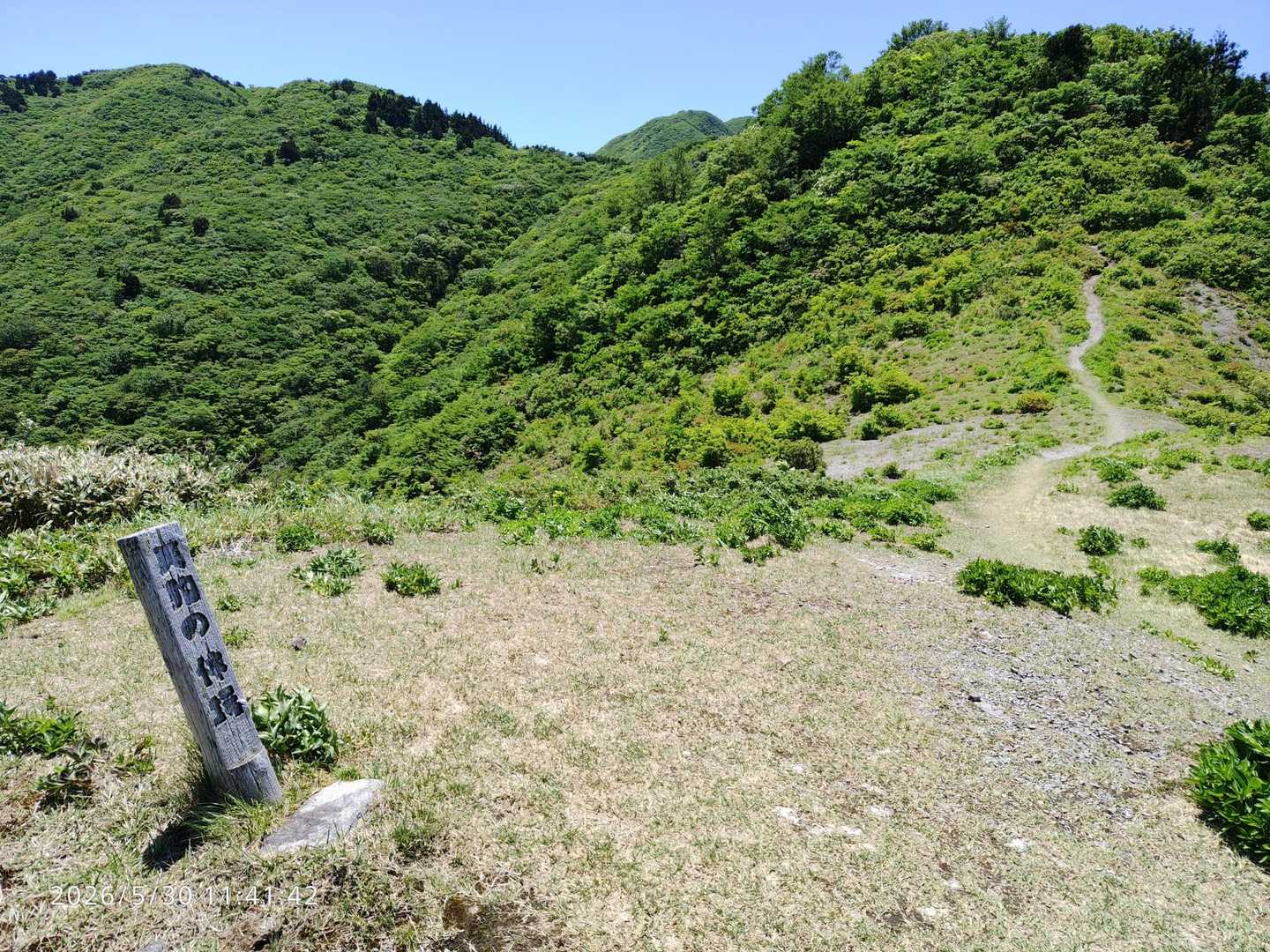 この後、もう稜線はお腹いっぱいな時にすれ違いあり。５、６人位かなと先に進むと、あれ？まだまだ続く。どこまでー？と思ったら、hoshiさんのお知り合いがいて、ヤマカラさんでした。にゃんきちさんに、次はちゃんとご挨拶できますように。