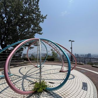 恋人たちが錠を取り付けられる「愛の鍵モニュメント」