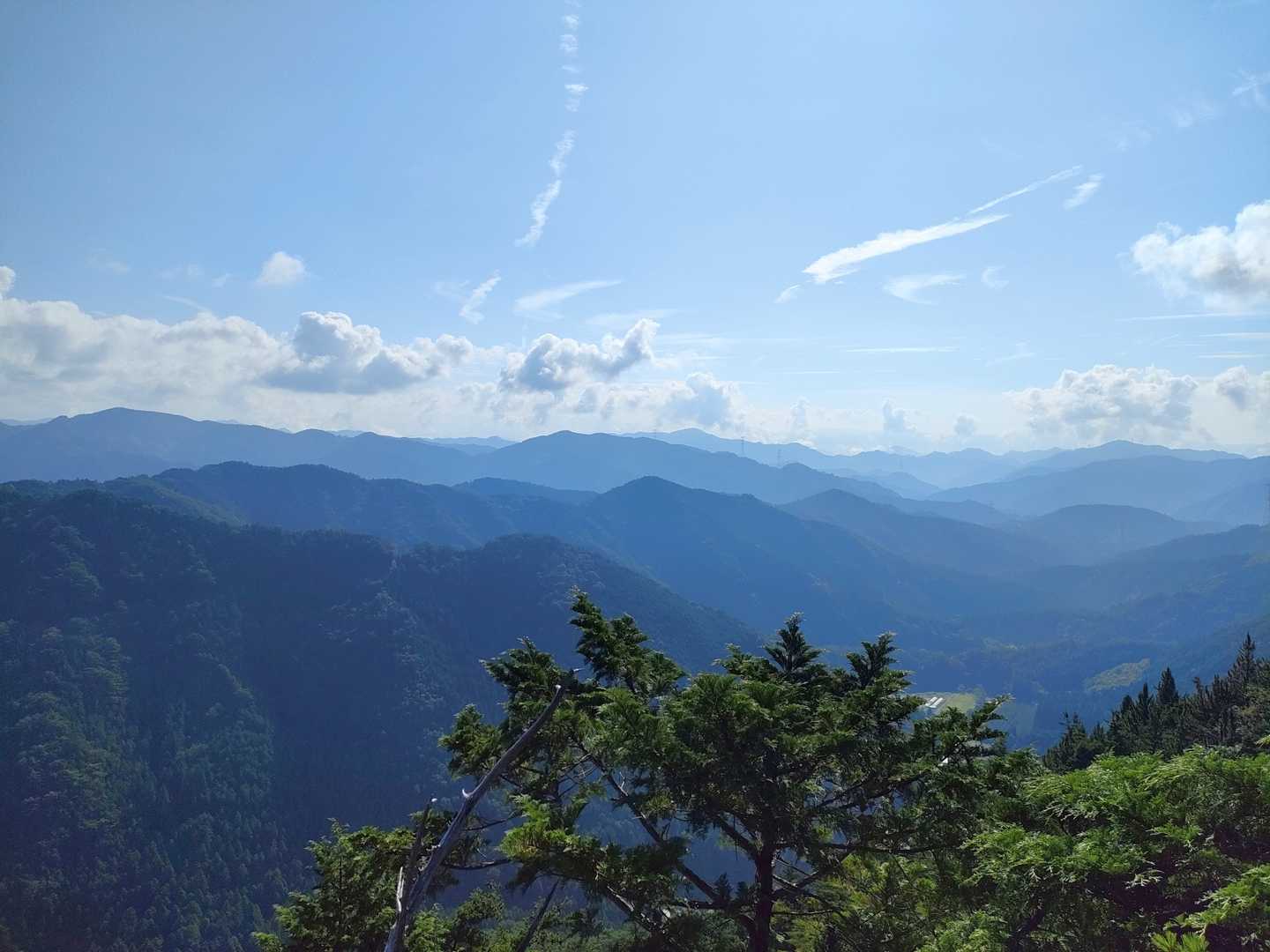 富士見岩から東方向、豊根村の山々。
左の山の後ろにチラチラ見える山のどれかが八嶽山。中央奥やや右に日本ヶ塚山。右に大岩岳・小岩岳。