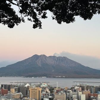 30分ほどで山頂公園。
観光バスも上まで来てました。

桜島が一望😳