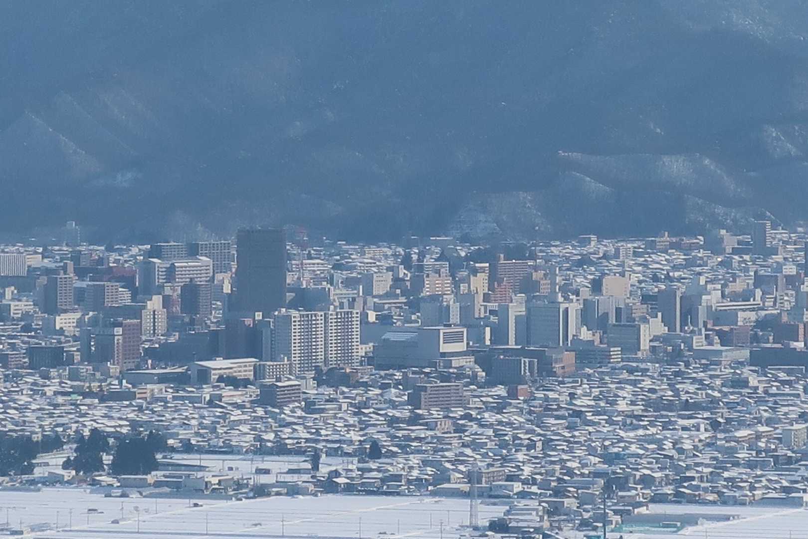 今年はもう10回は登ったとのオジ様。
昨年は200回登ったとのジジ様。
今日の白鷹方面はガスってたとのオバ様。
富神山は地元民に愛されていますな😀。