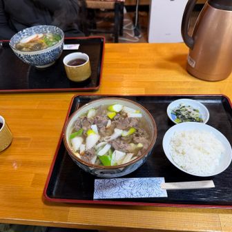 お昼ご飯
肉うどん+白ごはん、ゆず昆布うどん