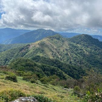 分岐から､奥に石立山ここから8時間近くかかるので今日は
手前右に中東山を目指しジル沢登山口に下ります