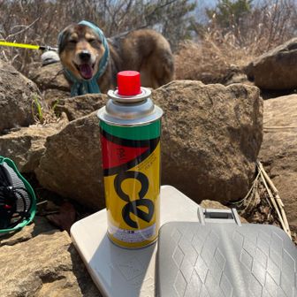 よし！お昼です✨
最近話題だったので、たまごサンドをホットサンドにー🎶のはずが。
家にあった新しいボンベを愛用のSOTOのバーナーに接続すると、シューっ！！と激しいガス漏れの音、そして、ガス臭。
あれ？
すぐに取り外して、サイド試す。
シューっ！！！くさっ！
ダメだこりゃ、怖くて火なんてつけられない🙀