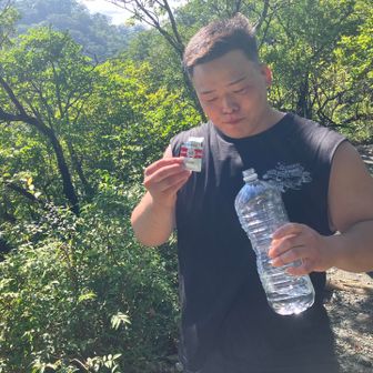 さっそくアクシデント発生⚠️
登り返しで腿を攣る😓
典型的なミネラル不足😆
漢方2包飲んでもらいます♪
用法用量は守りましょう😆