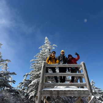 ピークには櫓があります。
が、登っても特に眺望があるわけではない笑