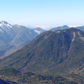 日光白根山、太郎山。奥のうっすら雪山は何山だろう🧐
