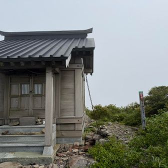 奥の院参拝、こちらもガスで残念
立派な月山や鳥海山等の眺めは心の目で…