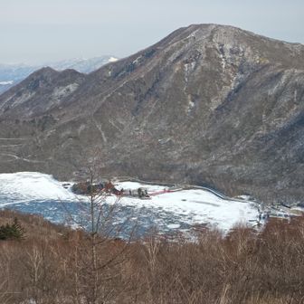 山頂から眺める大沼と赤城神社。後ろに聳える黒檜山。