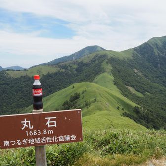誰も居ない山頂で至福のコーラ！🥂
稜線の向こうに剣山も見えて次郎岌とのコラボ写真になりました。