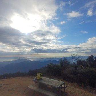 雲の切れ間から光が差し込み幻想的な大パノラマが広がる✨由布岳が見える‼️😳さりげなくハート雲💛✨