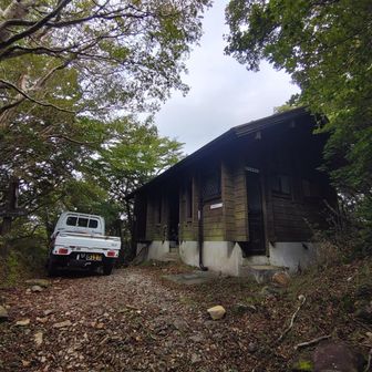 八丁池のトイレ。途中で追い抜かれた軽トラが作業していました