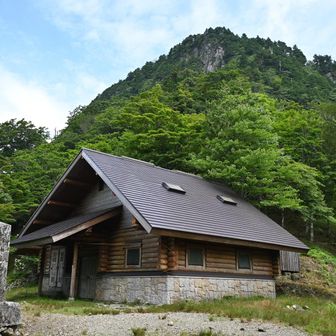 避難小屋に到着！
とりあえず一旦山頂を目指します。