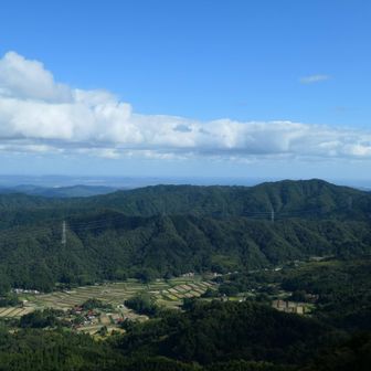 カメラを右にふって、手前の山塊は大きいけど名前が付いた山はないようだ。きれいな尾根なのにヤマレコに足跡は見当たらず